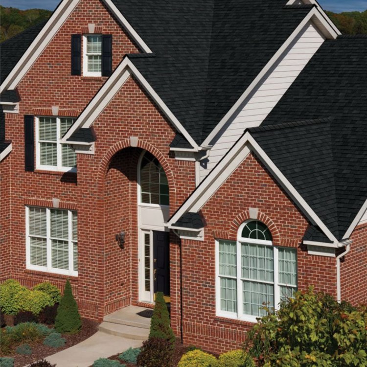 Choosing the Right Roofing Professionals for Your Home